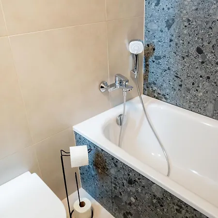 Naiti Deluxe Cassovar With Aircon And Terrace Kassa