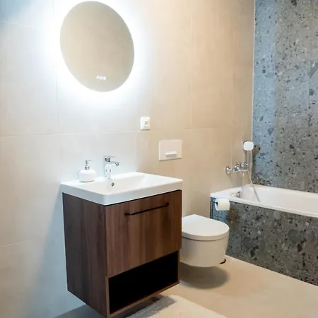 Naiti Deluxe Cassovar With Aircon And Terrace Apartman